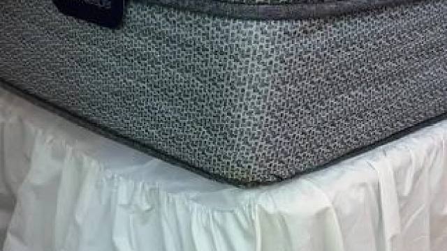 找到的这款隐形床单固定器真的太好用了，不伤床单不留痕迹，床垫下面一压就能一直重复使用了！