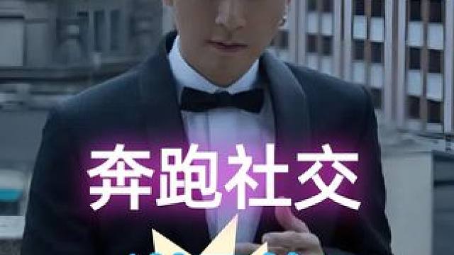 路人镜头抓拍明星百态，赵露思被狗狗硬控，吴京谢霆锋奔跑式社交#赵露思  #吴京  #谢霆锋  #娱乐