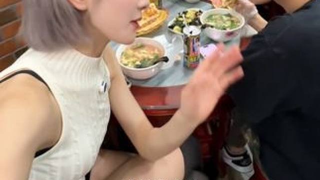 #vlog日常 请17岁小伙吃我的家乡特色 驴肉火烧#内容太过真实 #日常生活