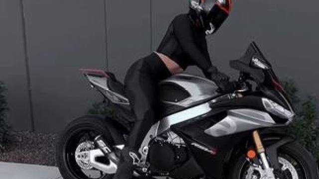 不急于脱单，只因享受这份宁静，单身的日子里，我与心灵共舞。#阿普利亚rsv4 #机车小姐姐