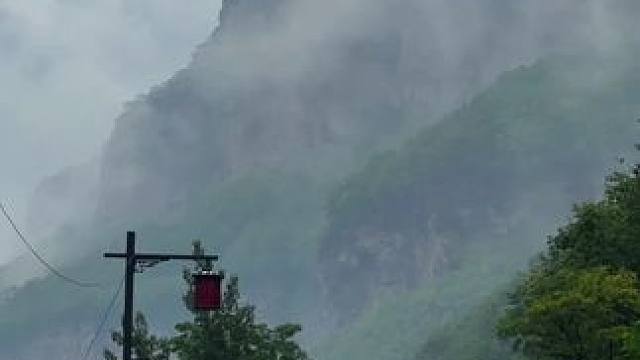 人生的意义在于独自穿过悲喜，然后依旧勇敢积极，山高路远，独善其身，看世界，爱自己……