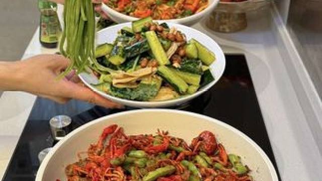 妈妈～我有能力把自己照顾的很好 长大了虽然还没学会妈妈的样子拌凉拌菜但我有我的办法今天直接拌了两个凉