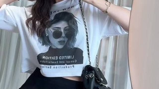 “女人的自信 一半来自阅历和价值一半来自颜值和
自律 与其仰望别人 不如精雕自己！”