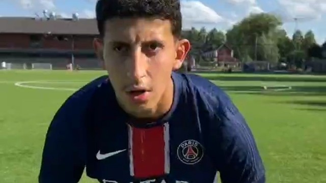 球迷模仿准金球先生登贝莱防守索