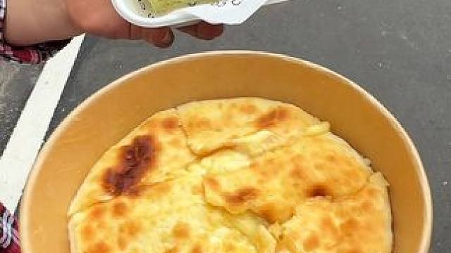 谁能拒绝这一口巨能拉丝的榴莲芝士饼啊#榴莲披萨 #万寿宫美食 #南昌美食 #榴莲芝士饼