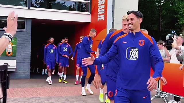 荷兰国家队球员和老前辈拥抱示意