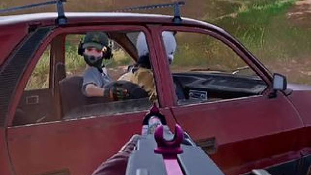 路边捡到一个没枪的满编队 #pubg #一起pubg #一穿四