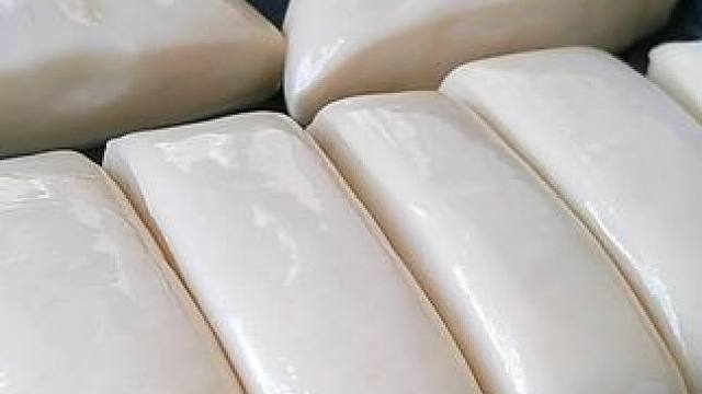 面粉别蒸包子了，加一把菠菜，一拉一卷，个个皮薄馅大，比肉饼香 