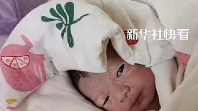 太治愈了！爸爸和刚出生的宝宝说握手，没想到宝宝真的握住了。