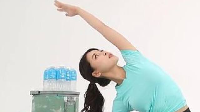 零基础学瑜伽：拉伸肩背的动作 缓解疲劳，锻炼肩背的瑜伽动作。
促进血液循环。
喜欢的小伙伴点赞收藏吧