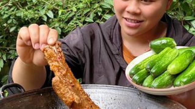 炖一锅香辣排骨，配着新鲜小黄瓜直接吃到饱 