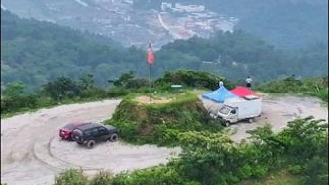 总有人问为什么偏爱独行，直到站在山巅，看流云吻过苍松，才懂：有些辽阔，必须独自丈量；有些浪漫，生来属