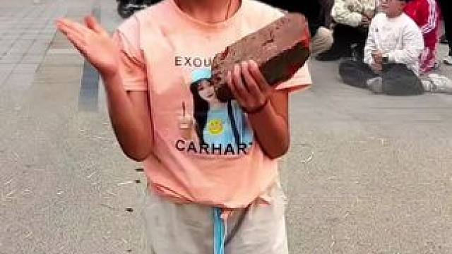 小女孩的隔空劈砖功夫实在太好了，震惊众人