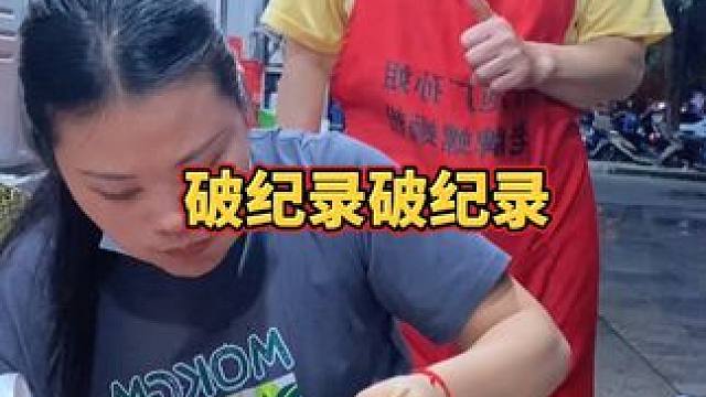 湖南美女挑战3两螺蛳粉，狂赚阿姨500快~#螺蛳粉