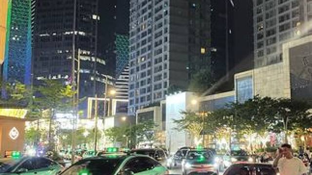 杭州万象城惊现俩台布加迪chiron ，今年最佳顶级排面#布加迪chiron #小小小酷哥 #吴迪 