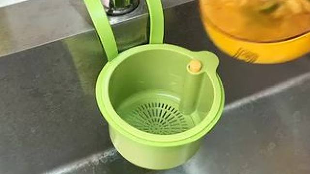 沥水篮 这个挂在水龙头上的沥水篮太方便了，平时倒个剩饭残渣，还能收纳洗刷工具，方便又实用 #厨房好物