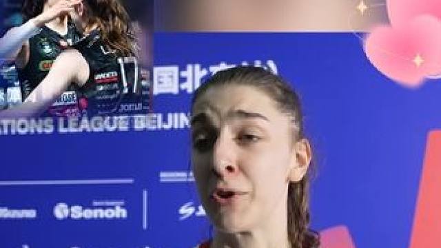 俱乐部队友波兰女排主攻卢卡西克盛赞朱婷。每天在球场上见证她的出色表现，真的特别荣幸，她不仅是这个时代