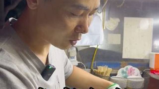 随机采访路边摊老板对南京鬼市的看法 摆摊都是为了生活，同时也发表了一些建议和看法#南京鬼市 #路边摊