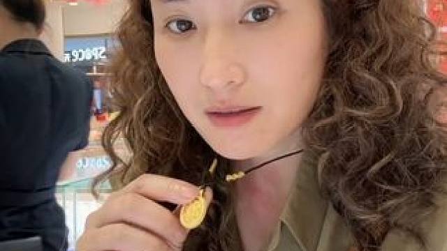 曾经最讨厌戴金觉得好土！！回国受身边的人影响！我也跟风立马给自己整一个！环境多影响一个人啊！哈哈#回