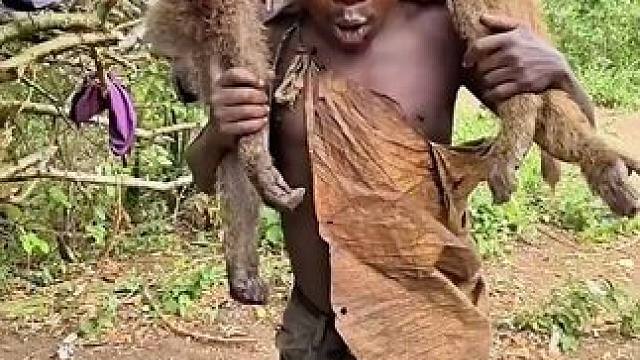 嘟嘟为了猎物差点和同伴闹掰 #荒野求生 #原始部落 #原始技术