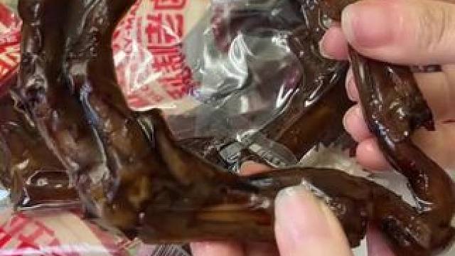 旺家福的老卤大鸭爪真的太适合追剧下酒吃了，越吃越上瘾#卤味零食 #旺家福 #老卤鸭爪