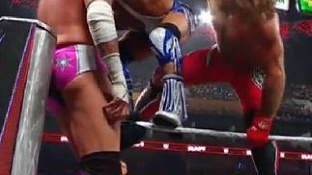 #上热门 2025年RAW第1671期
男子组三重威胁赛
AJ斯泰尔斯vs美国至尊vsCM朋克#摔角