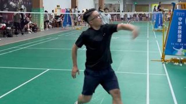 欣赏到位哥羽毛球实战，这反手真强