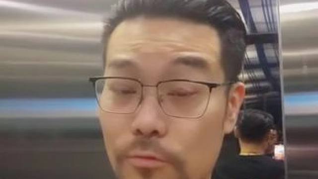 兄弟们，猜猜我在哪？某人今晚露脸直播。我这不得来凑个热闹？