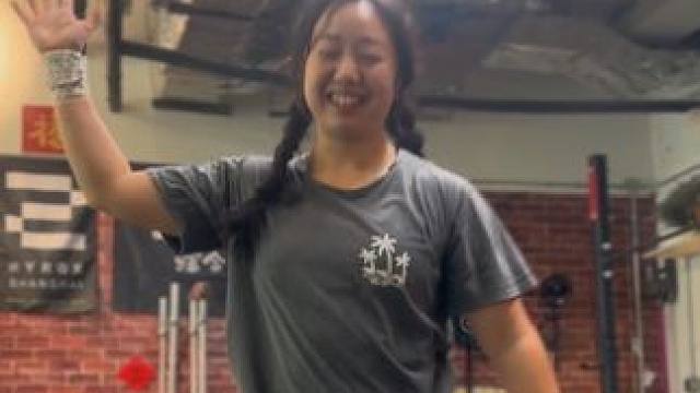 陌生人停下来恭喜我一下 我的下蹲抓回来啦#健身房日常 #唯有训练不可辜负 #康复路上很艰苦  #腿部