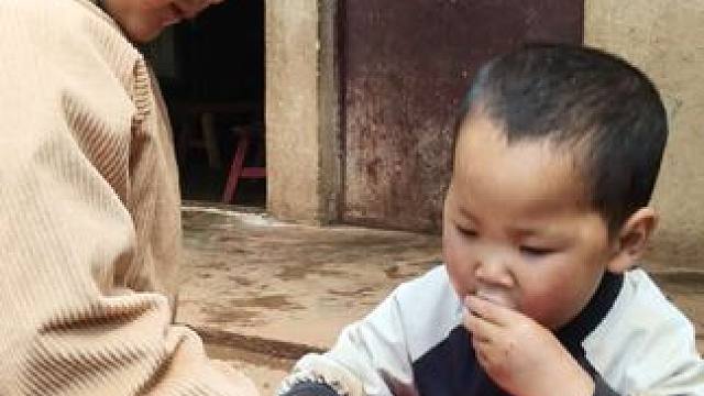 今天买了点水果给孩子吃。#农村娃