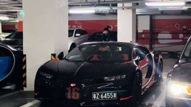 起猛了，杭州某地库惊现俩台布加迪和一台京牌99999的九五至尊宝马7系#布加迪chiron #小小小