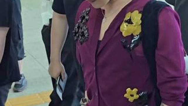 权志龙粉发紫衣出发澳门 #gd #权志龙 #穿搭 #街拍 #帅气十足