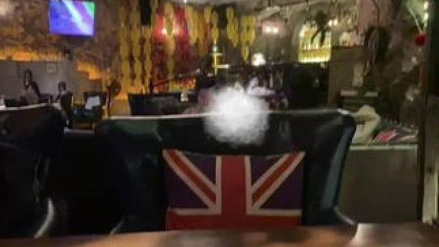 欠你的太多，导致后来遇到所有人都是在还债。
#夜livehouse #熬最晚的夜 #喝点 #治愈