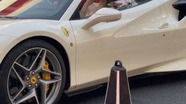 偶遇白富美带着闺蜜开着敞篷法拉利，来万象城兜风，俩位小姐姐太有气质了，已经不想努力了#法拉利f8 #