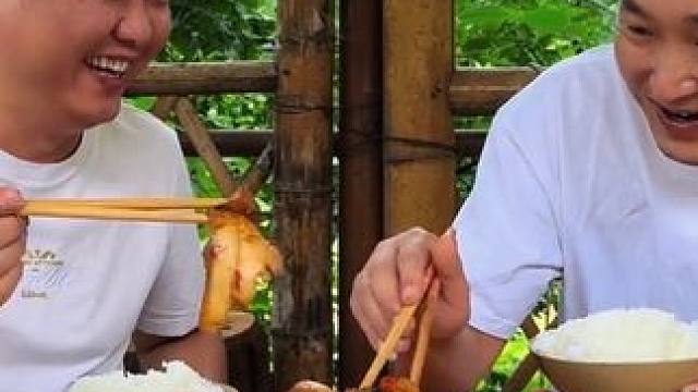 嫩辣椒爆炒回锅肉，一块肉一口饭，这吃相直接看饿了！ #新农人计划2025 #农村美食 #下饭菜 #回