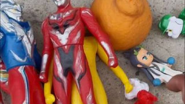 奥特曼在桥下面看什么呢原来是一群小狗#儿童玩具 #奥特曼 #奥特曼玩具