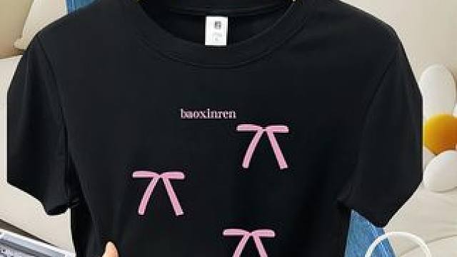 姐妹们快看这件超级好看的T恤，我刚收到货就迫不及待给你们分享了，这蝴蝶结印花穿上身效果简直绝了，特别