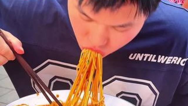 壮小伙和兄弟来挑战5两小面赢点调料下次给丈母娘带去#美食 #美食推荐 #地方特色美食