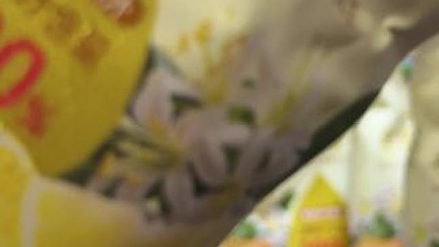 妈妈们，这才是夏天宝宝们多喝水的秘密，就这个爷爷的农场金银花双柚汁，小朋友一口气就能渲完一袋，金银花