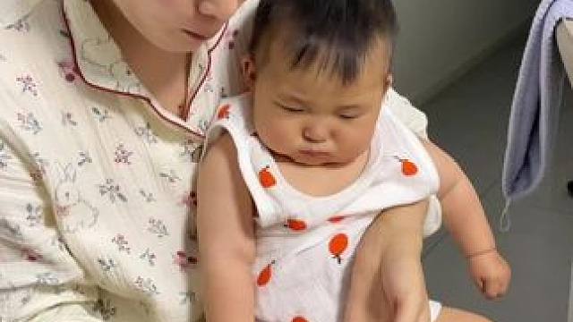 人类幼崽成长记！你家的小宝宝也那么馋吗？#人类幼崽成长记 #馋宝宝 #宝宝馋了 #啥都想吃 #小可爱