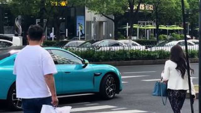 白衣男子一直看着长发姐姐上了小米su7，此时的他内心是什么样的心情呢#小米su7 #dou是好车 #