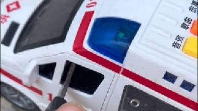 我的救护车是不是掉泥坑里了太脏了吧#儿童玩具 #儿童乐趣 #救护车