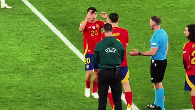 佩德里替补下场时，老爸主动起立给他鼓掌