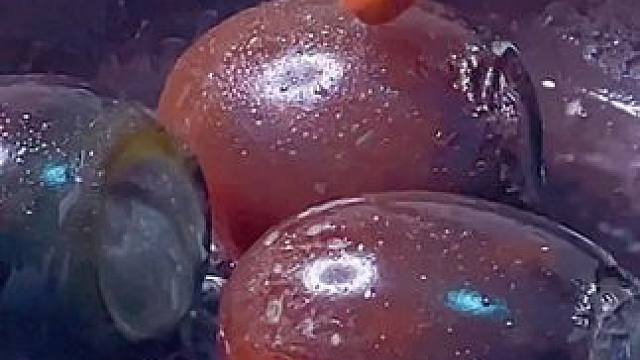 天热了，要常给家人做这个皮蛋裙带菜汤喝一喝 