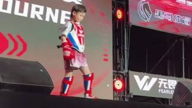 狼牙搏击·玉面小生 杜鸿康 小杜这次比赛发挥比较正常 就是穿上护具有点闹情绪#少儿搏击运动 #比赛现