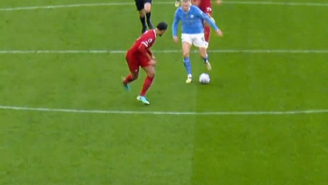 这球如果让弗拉来，一碰弗拉就倒地了