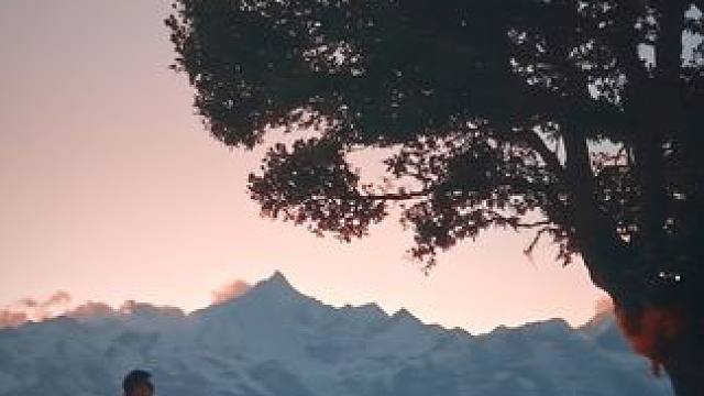 在梅里雪山前的这里树下仰望星空。#树会拥抱每一个抬头的人#机位天才已就位
#生命就该浪费在这种地方 