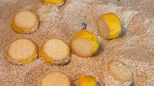 杭州桂花糕，一种传统的中式糕点，以其独特的桂花香气和细腻的口感深受人们的喜爱，每一口都能唤醒你的美好