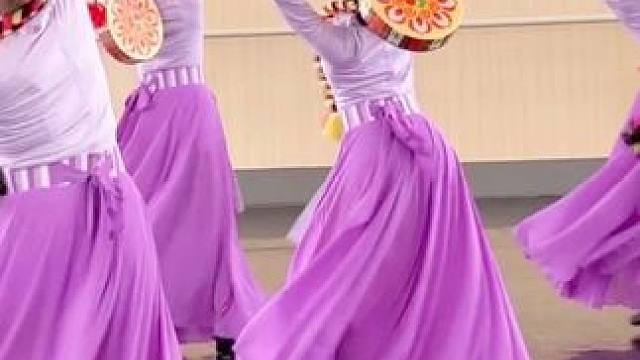 藏族热巴舞民族舞的感染力真的绝了！
心心念念的热巴鼓我终于来啦～
虽然转晕了，但是嘴角还是忍不住的上