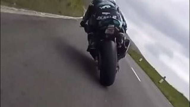 299一瞬间划过，引擎的轰鸣撕裂曼岛长空，车手们用身体丈量极限，每一寸路线都是肌肉记忆的生死答卷#2